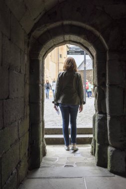 Kapı, Stirling Castle, Stirling, İskoçya duran kadın, arkadan görünüş