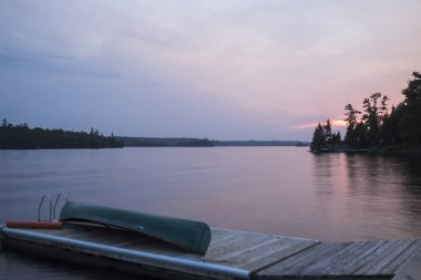 Gün batımında, Lake of The Woods, Ontario, Kanada Gölü nün doğal görünümü