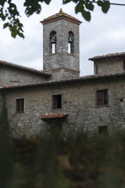 Düşük açılı görünüş kilise çan kulesi, Badiaccia bir Montemuro, Radda in Chianti, Toskana, İtalya