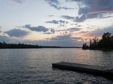 Gün batımında, Lake of The Woods, Ontario, Kanada Gölü nün doğal görünümü