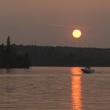 Gün batımında, Lake of The Woods, Ontario, Kanada Gölü nün doğal görünümü