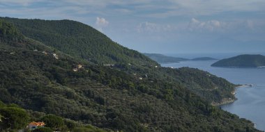 Yüksek açılı görünüş boyunca kıyı şeridi, kasaba Glossa, Thessalia Sterea Ellada, Skopelos, Yunanistan