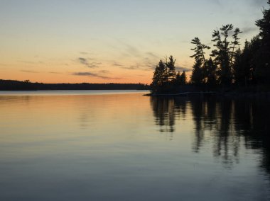 Gün batımında, Lake of The Woods, Ontario, Kanada Gölü nün doğal görünümü
