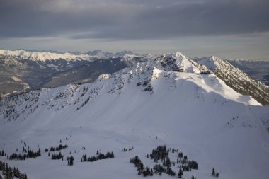 Kar kaplı dağlar vadi ile kış aylarında, tekme at Mountain Resort, altın, British Columbia, Kanada