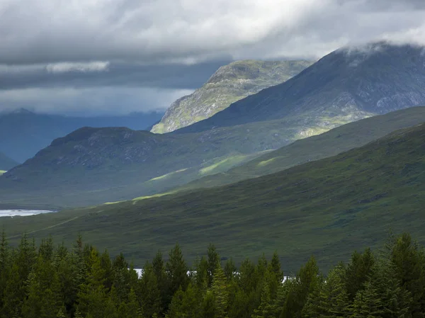 Malowniczy Widok Drzew Wzdłuż Rzeki Górami Tle Szkockich Highlands Szkocja — Zdjęcie stockowe