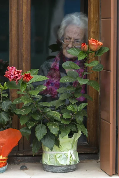 Donna Anziana Guardando Attraverso Finestra Burano Venezia Veneto Italia — Foto Stock