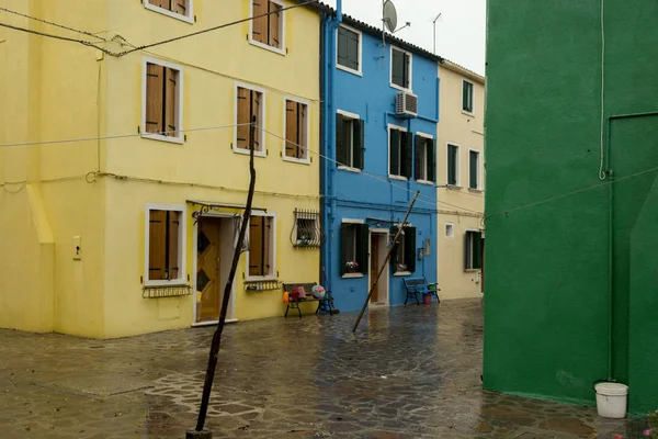 Kolorowe Domy Przy Mokrej Nawierzchni Ulicy Podczas Deszczu Burano Wenecja — Zdjęcie stockowe