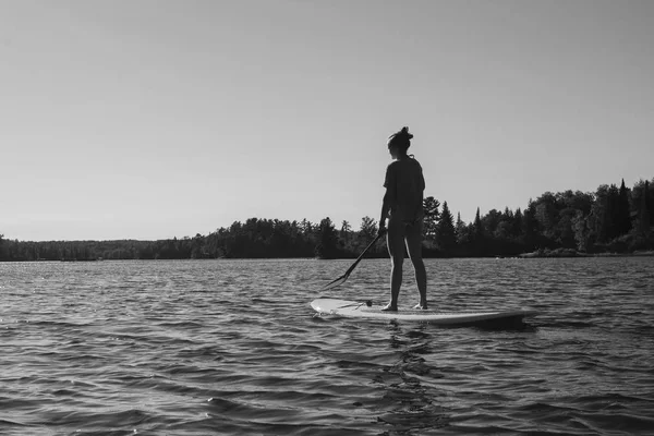 Tonårsflicka Paddleboarding Sjön Lake Woods Ontario Kanada — Stockfoto