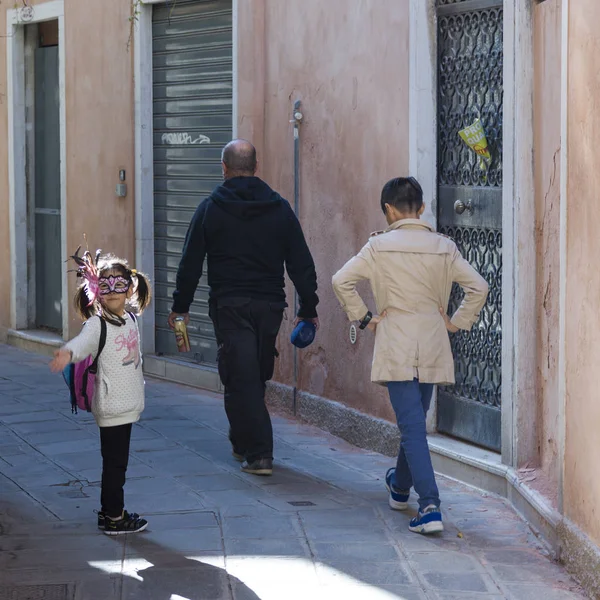 Семья Гуляющая Велосипеде Венеция Италия — стоковое фото