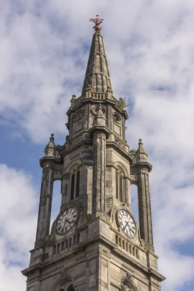 Vista Baixo Ângulo Torre Relógio Tron Kirk Royal Mile Edimburgo — Fotografia de Stock