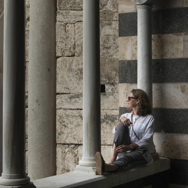 Žena Sedí Sloupců Katedrály Amalfi Amalfi Amalfinské Pobřeží Kampánie Itálie — Stock fotografie