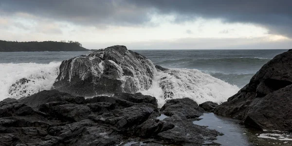 加拿大不列颠哥伦比亚省托菲诺国家公园保护区 Pettinger 考克斯湾海岸波浪飞溅 — 图库照片
