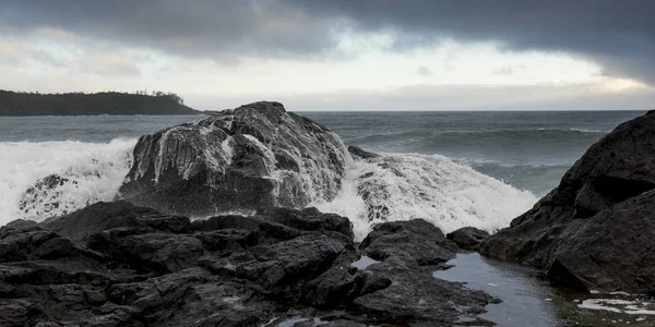 Salpicaduras Olas Costa Pettinger Point Cox Bay Pacific Rim National — Foto de Stock