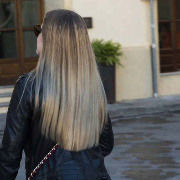 Vue Arrière Jeune Femme Debout Dans Rue Florence Toscane Italie — Photo