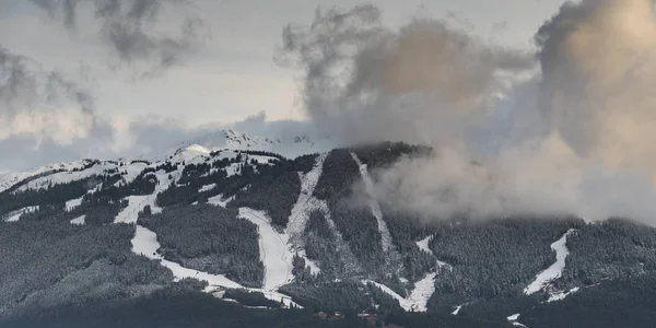 Vista Pistas Esqui Montanhas Cobertas Neve Inverno British Columbia Canadá — Fotografia de Stock