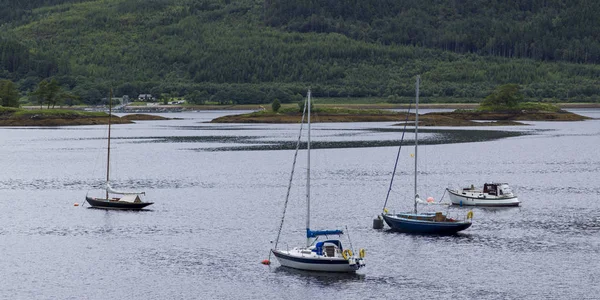 Båtar Som Ligger För Ankar Viken Skotska Högländerna Skottland — Stockfoto