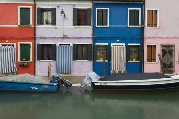 Boats Moored Canal Houses Burano Venice Veneto Italy — Stock Photo, Image