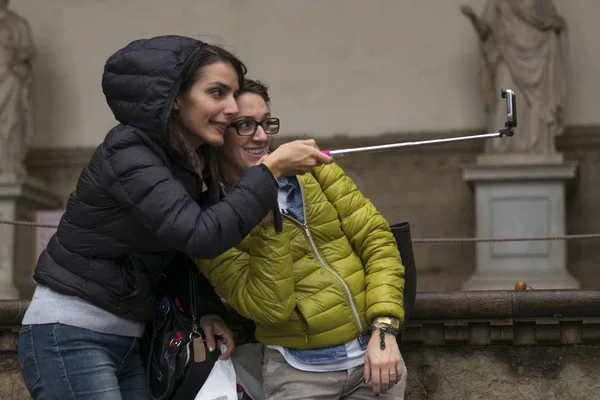 Друзья Женщины Делающие Селфи Телефоном Площади Пьяцца Делла Фаория Флоренция — стоковое фото