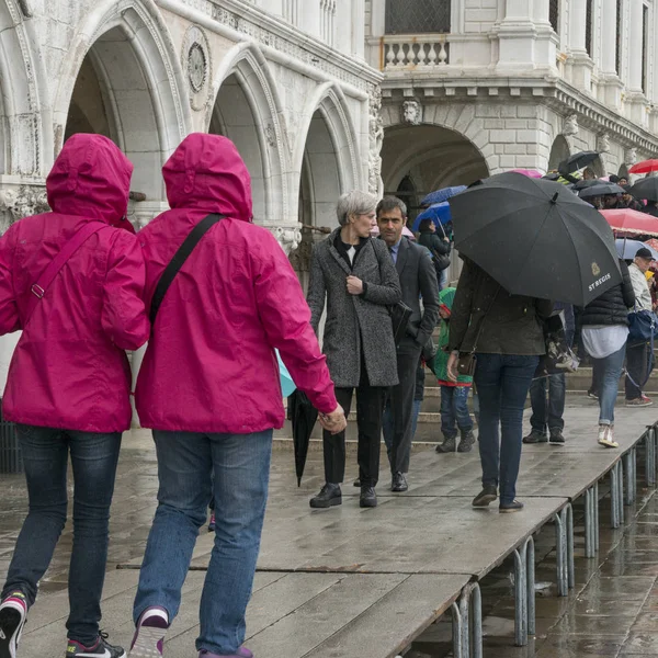 Туристы Прогуливающиеся Дворцу Дожей Дождем Венеция Венеция Италия — стоковое фото