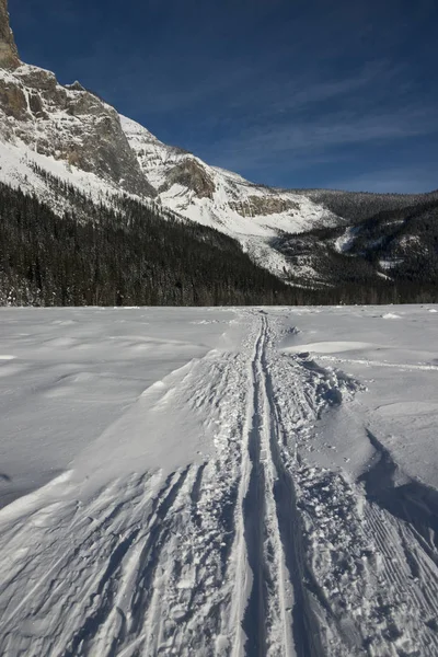 Ski Tracks Sneeuw Bedekt Landschap Met Bergen Winter Emerald Lake — Stockfoto