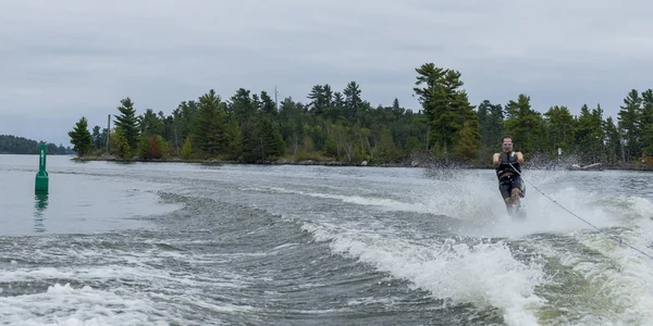 Man Vattenskidåkning Sjön Lake Woods Ontario Kanada — Stockfoto