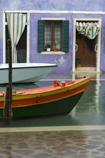 Boats Moored Canal House Burano Venice Veneto Italy — Stock Photo, Image