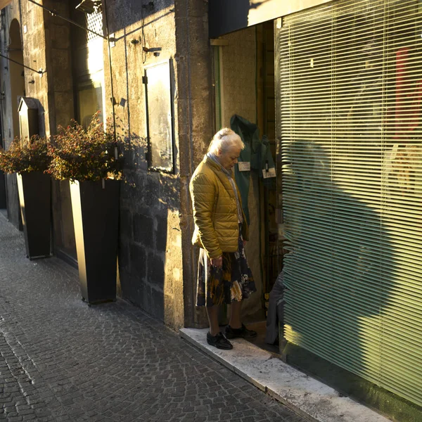 Donna Che Entra Negozio Orvieto Provincia Terni Umbria Italia — Foto Stock