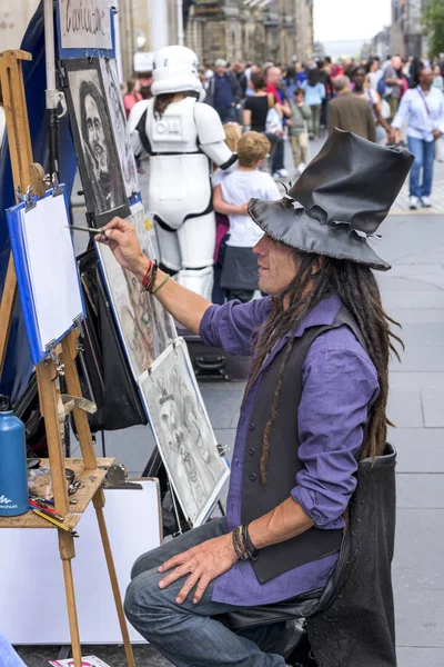 Pittore Uomo Pittura Sul Mercato Strada Edimburgo Scozia — Foto Stock