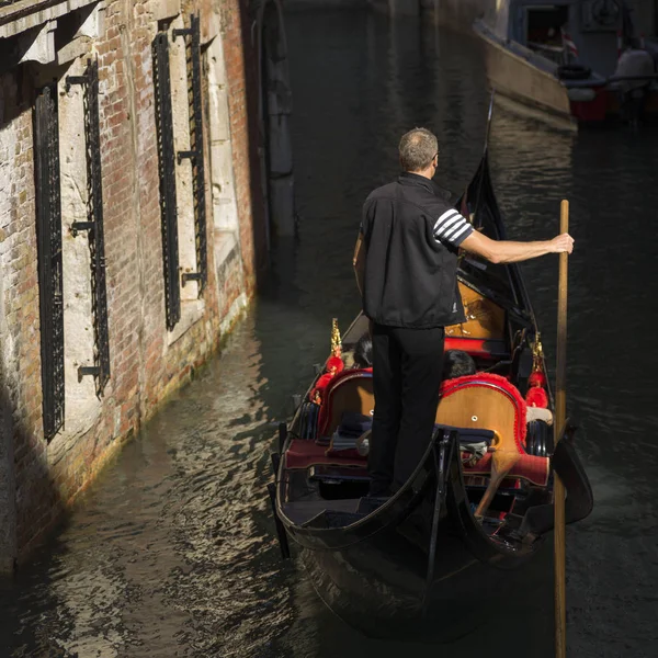 Bakifrån Mannen Gondol Segling Canal Venedig Veneto Italien — Stockfoto