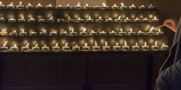 Person Lighting Church Votive Candles Giles Cathedral Edinburgh Scotland — Stock Photo, Image