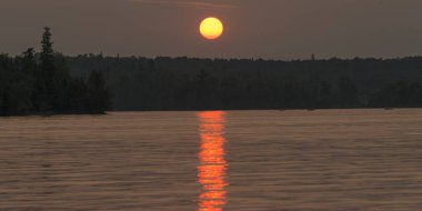 Gün batımında, Lake of The Woods, Ontario, Kanada Gölü nün doğal görünümü