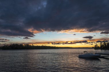 Gün batımında, Lake of The Woods, Ontario, Kanada Gölü nün doğal görünümü