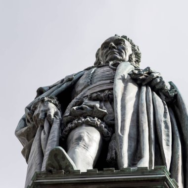 Düşük açılı görünüş anıtsal heykel, Edinburgh, İskoçya