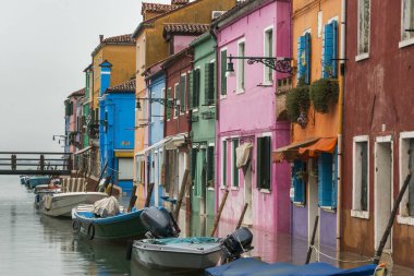 Kanal evleri, Burano, Venedik, Veneto, İtalya tarafından tekneler demirli