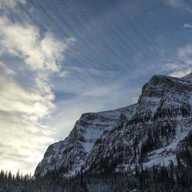 Dağ tepe, Lake Louise, Banff National Park, Alberta, Kanada üzerinde çizgili gökyüzü bulut