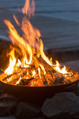 Kamp ateşi üstünde rıhtım, Lake of The Woods, Ontario, Kanada