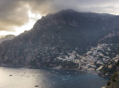 Yükseltilmiş görünümü bir kasabanın sahili, Amalfi Coast, Salerno, Campania, İtalya