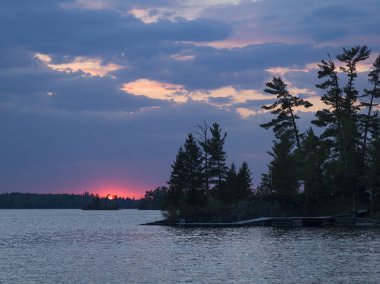 Gün batımında, Lake of The Woods, Ontario, Kanada Gölü nün doğal görünümü