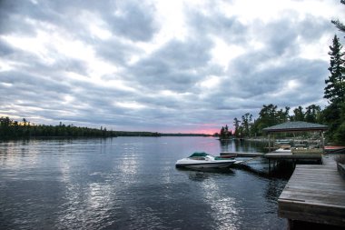 Gün batımında, Lake of The Woods, Ontario, Kanada Gölü nün doğal görünümü