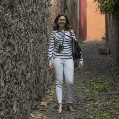 Dar bir sokakta, ayakta Zona Centro, San Miguel de Allende, Guanajuato, Meksika mutlu bir kadın portresi