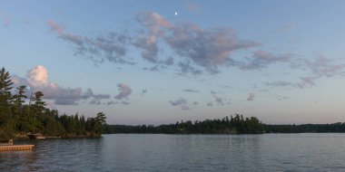 Gün batımında, Lake of The Woods, Ontario, Kanada Gölü nün doğal görünümü