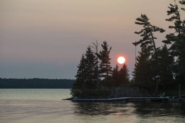 Gün batımında, Lake of The Woods, Ontario, Kanada Gölü nün doğal görünümü