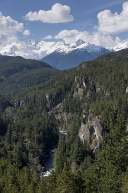 Vadisi Dağları bulutlu gökyüzü karşı M.ö. kıyı, sahil dağlar, Squamish, British Columbia, Kanada ile görünümünü