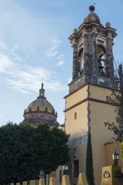 Bir çan kulesi Kilisesi, Zona Centro, San Miguel de Allende, Guanajuato, Meksika düşük açılı görünüş