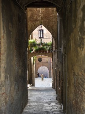 Dar sokak, Siena, Toskana, İtalya boyunca binalar