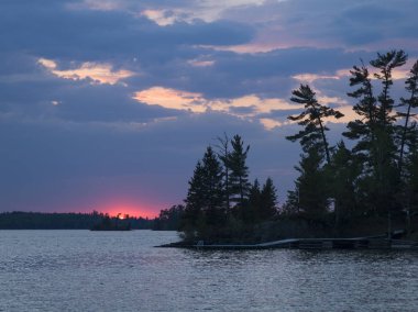 Göl günbatımı, Lake of The Woods, Ontario, Kanada sırasında ağaç görünümü