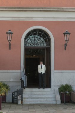 Adam ayakta kapı, Cannaregio, Venedik, Veneto, İtalya
