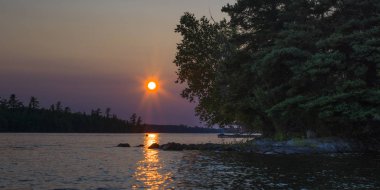 Gün batımında, Lake of The Woods, Ontario, Kanada Gölü nün doğal görünümü