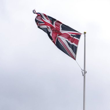 İngiliz bayrağı sallayarak karşı bulutlu gökyüzü, Castle Stirling, Stirling, İskoçya düşük açılı görünüş