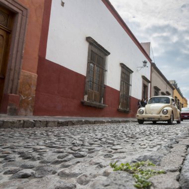 Arabalar sokakta, San Miguel de Allende, Guanajuato, Meksika